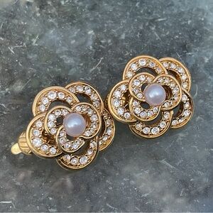 VTG Earrings Gold Tone Flower Cluster w/ Pearl & Crystal Clip-On White Round